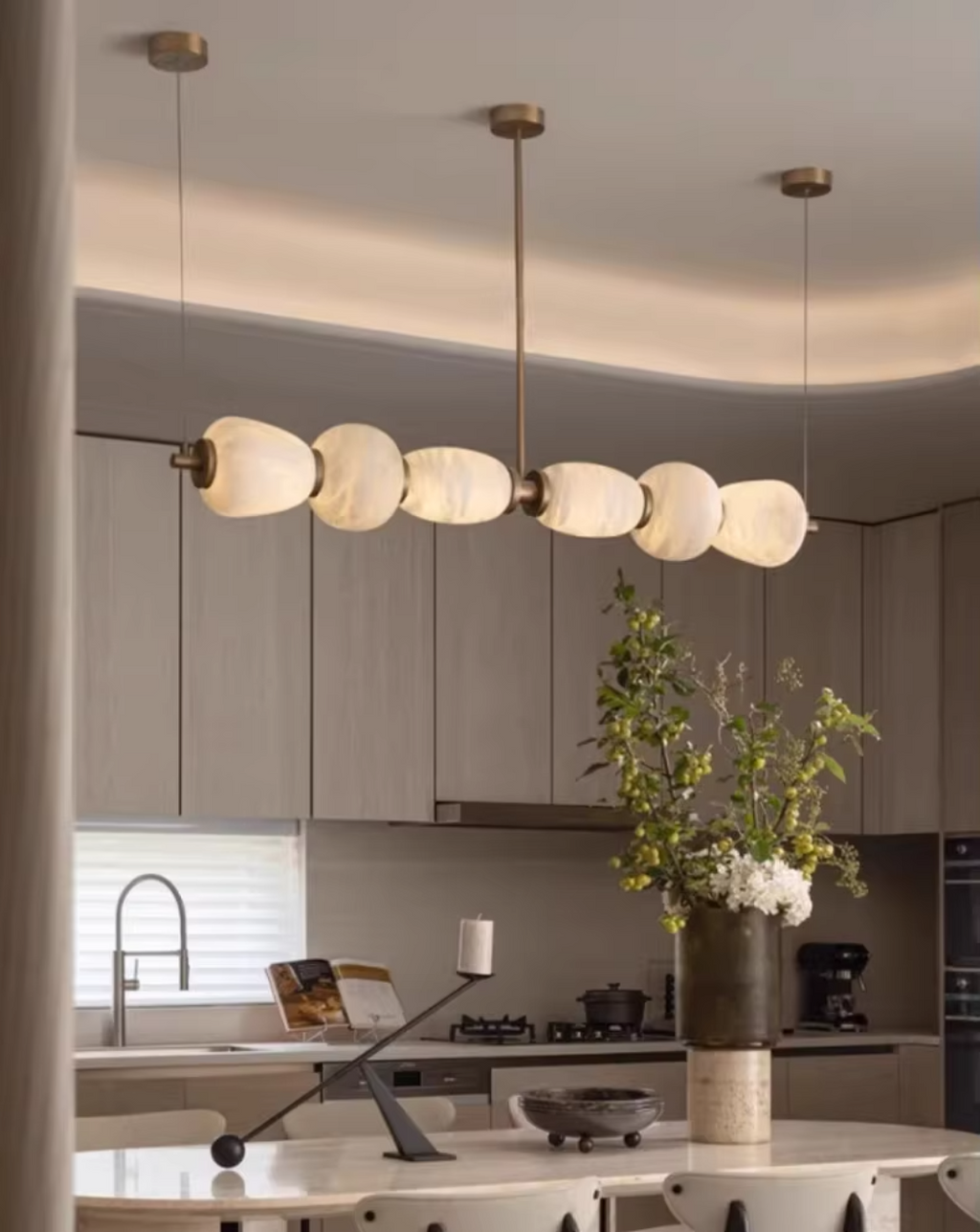 Modern dining room interior with alabaster linear chandelier, 6-light kitchen island style pendant lighting – LINKORI