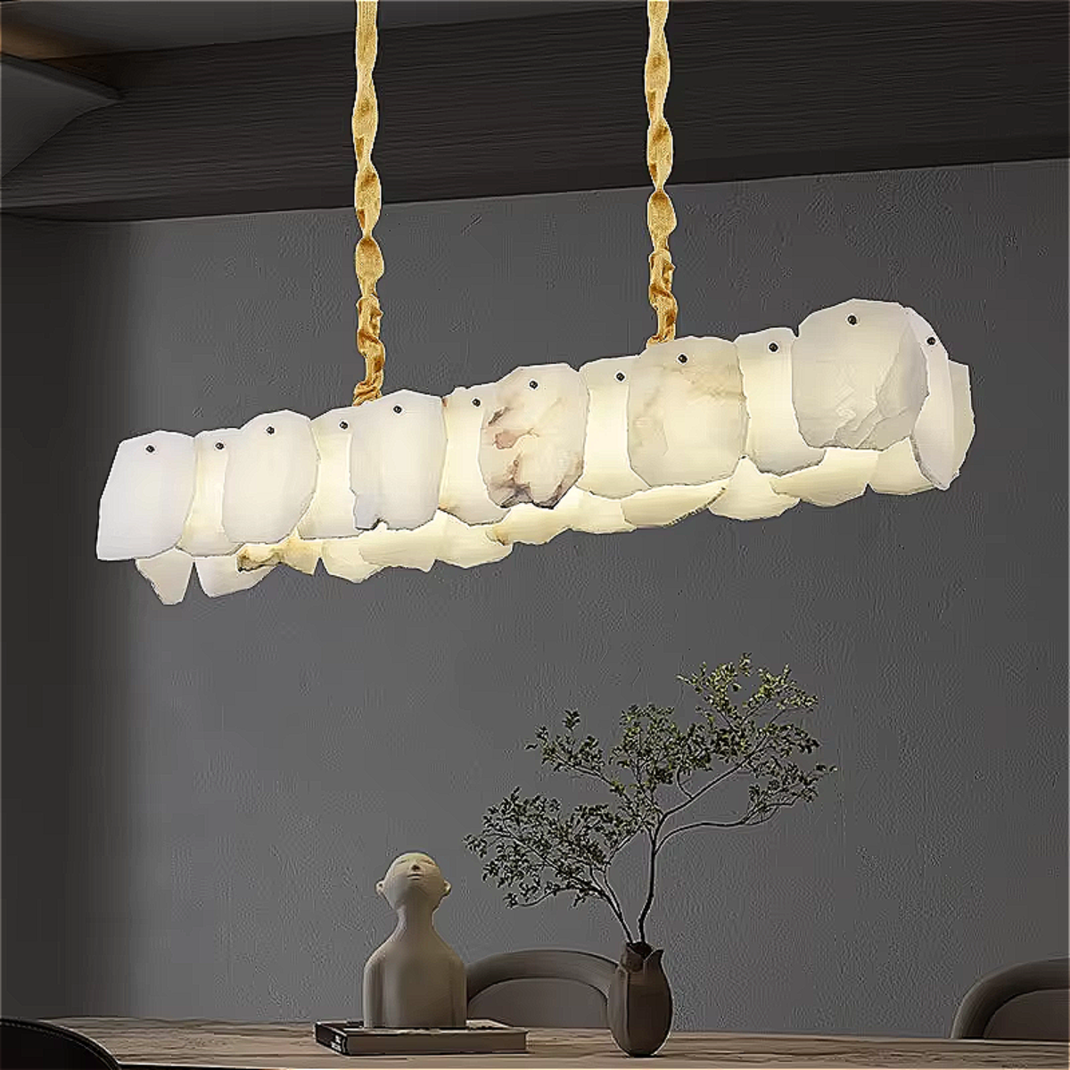 Alabaster linear chandelier, gold copper frame, sculptural stone plates, adjustable height, dimmable LED, CRI 90, 6000K daylight — dining room — LINKORI SQUATRA