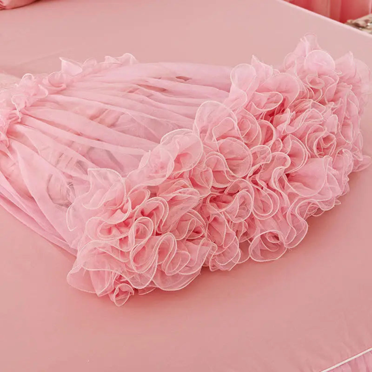 Lace-trimmed pink duvet cover — tatting lace scallops on 100% cotton twill (600TC), vintage-inspired detail for shabby-chic & modern classic interiors | LINKORI Lacelet Pink lace trim view