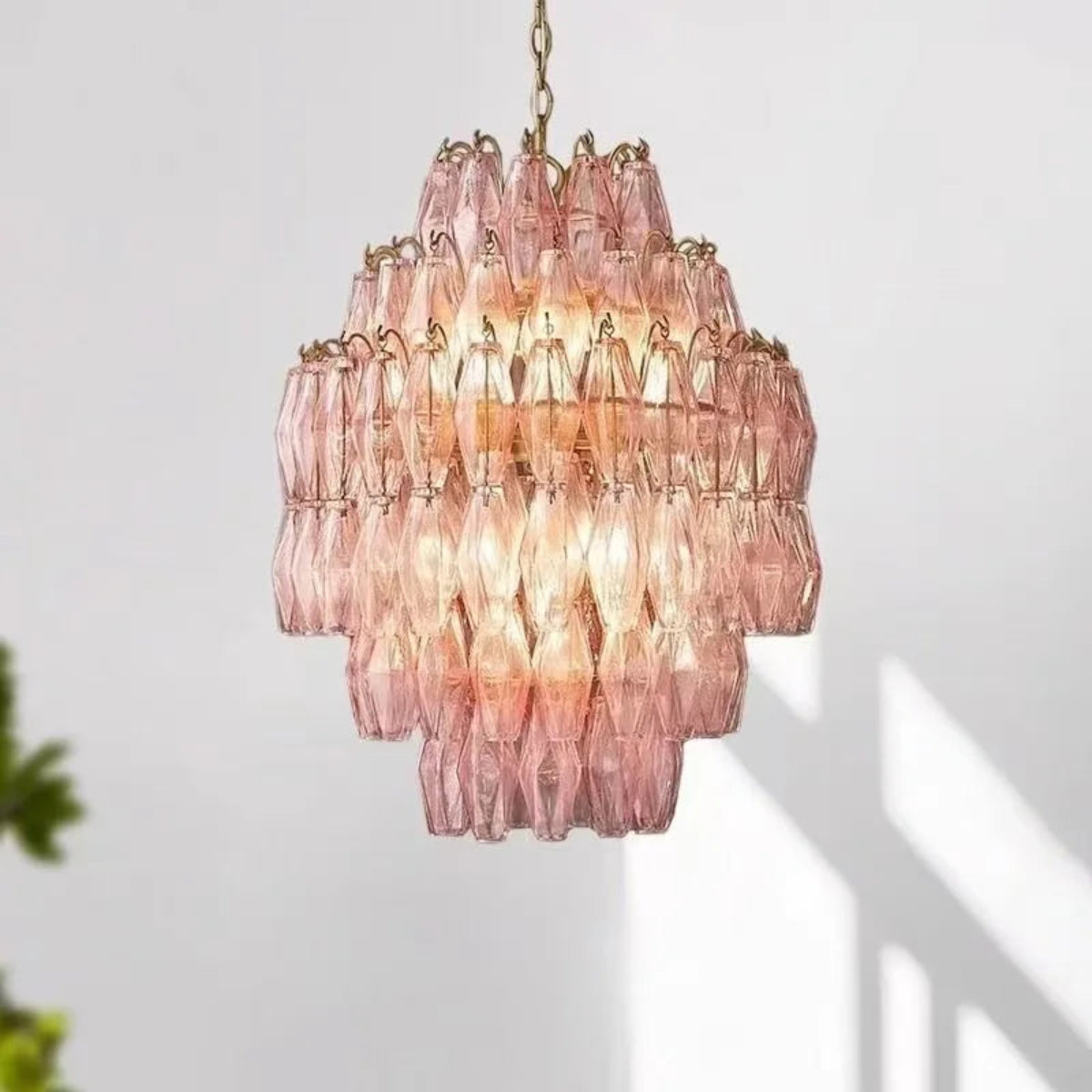Luxury pink Murano glass chandelier hanging above a modern dining room – sculptural crystal pendant light for contemporary dining interiors | LINKORI TRELLON