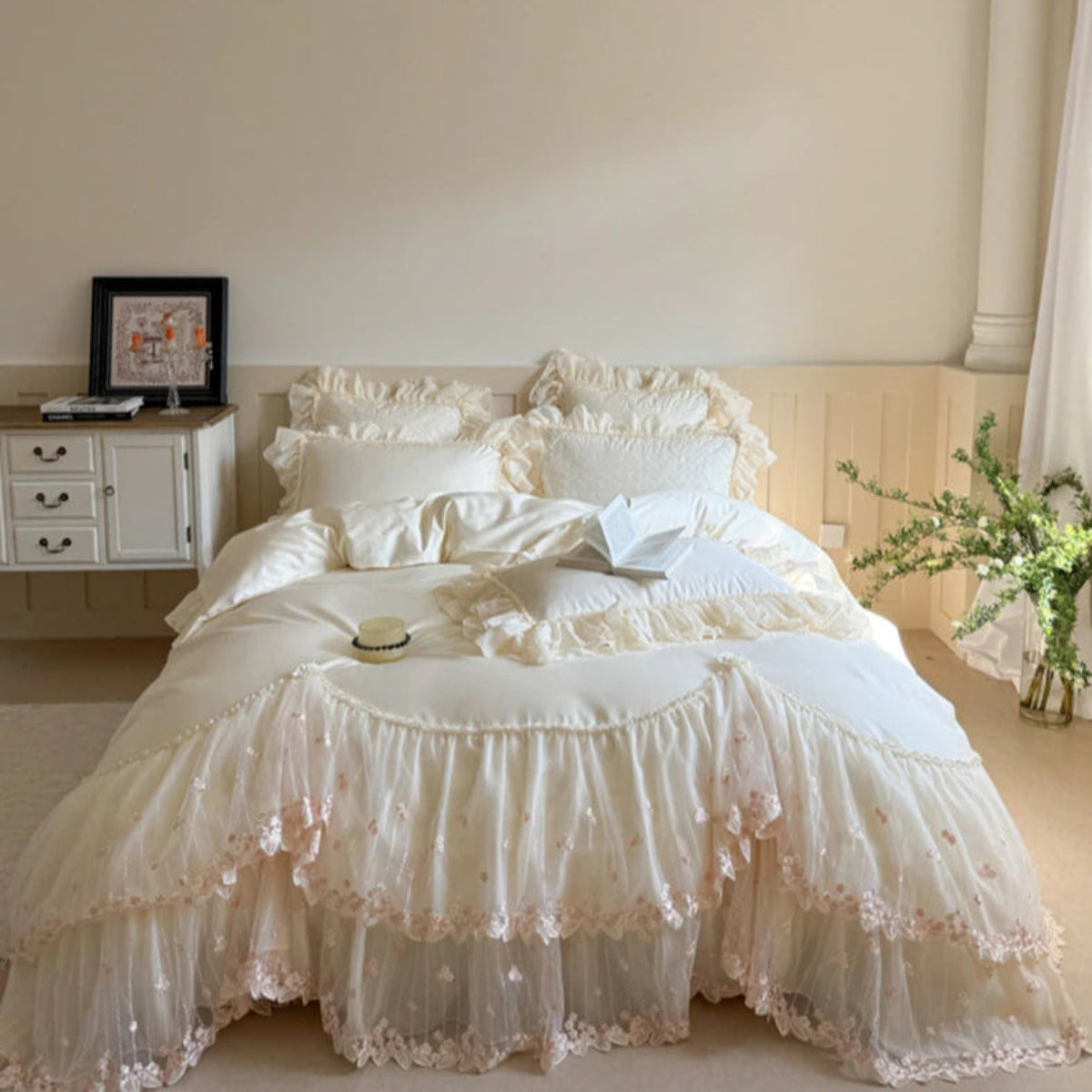 Ivory soft-white ruffle lace bedding set, 100% cotton 600TC, 4-piece with heart-quilted bedspread and floral embroidery — LINKORI Aurace White
