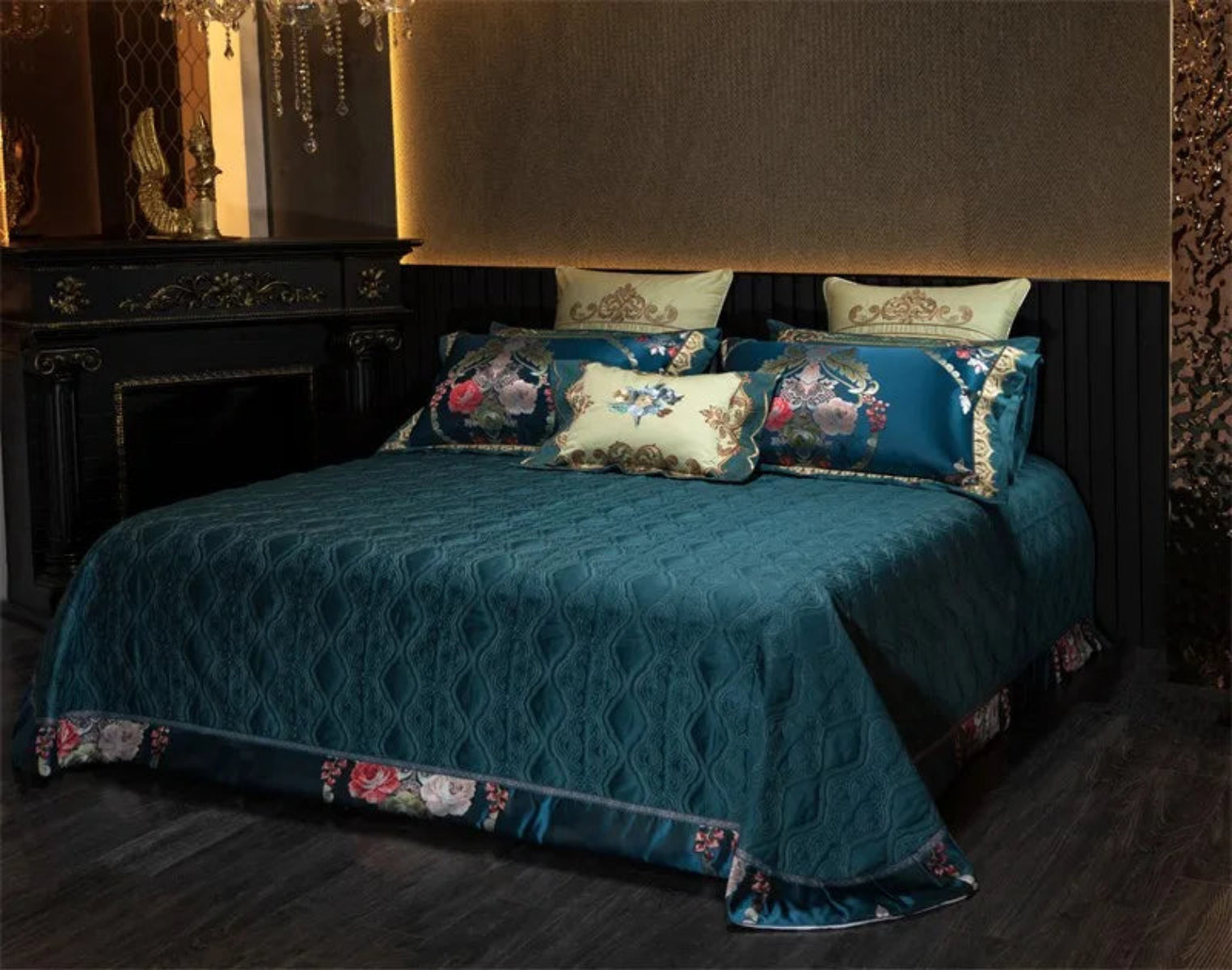 Quilted bedspread in teal with diamond-ogee pattern and baroque floral trim, 10-piece set