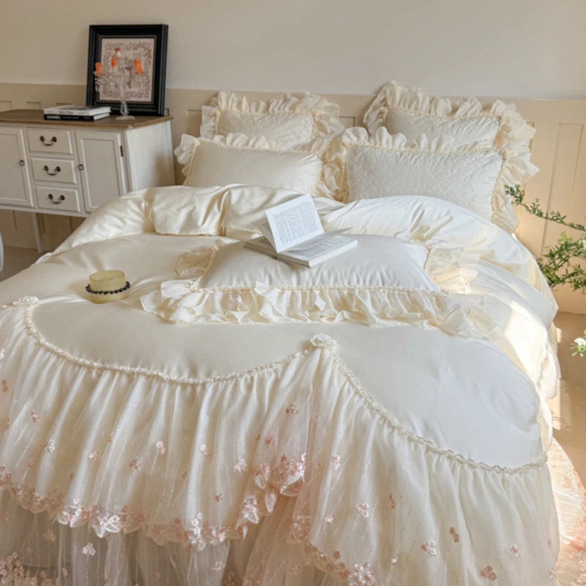 Soft-white lace bedding set, 100% cotton 600TC, heart-quilted bedspread with scalloped embroidered hem — LINKORI Aurace White