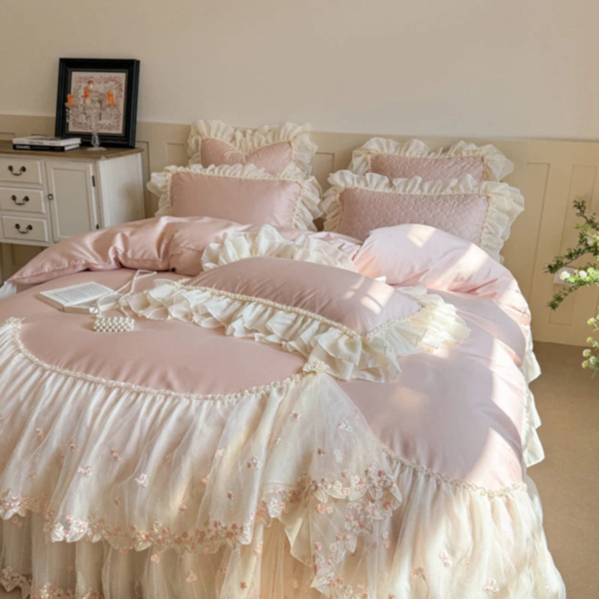 Blush pink cottagecore lace bedding, 4-piece set with heart-quilted bedspread and lace trim, 100% cotton 600TC — LINKORI Aurace Pink — French cottage bedroom