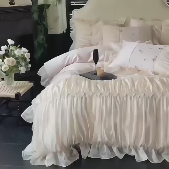 Lüks Fildişi Prenses Fırfırlı Dantel Nevresim Takımı 4 Parçalı - Romantik Çiçek Nakışı ve Kalp Kapitone Desen, %100 Pamuk | LINKORI Rubylace Fildişi 