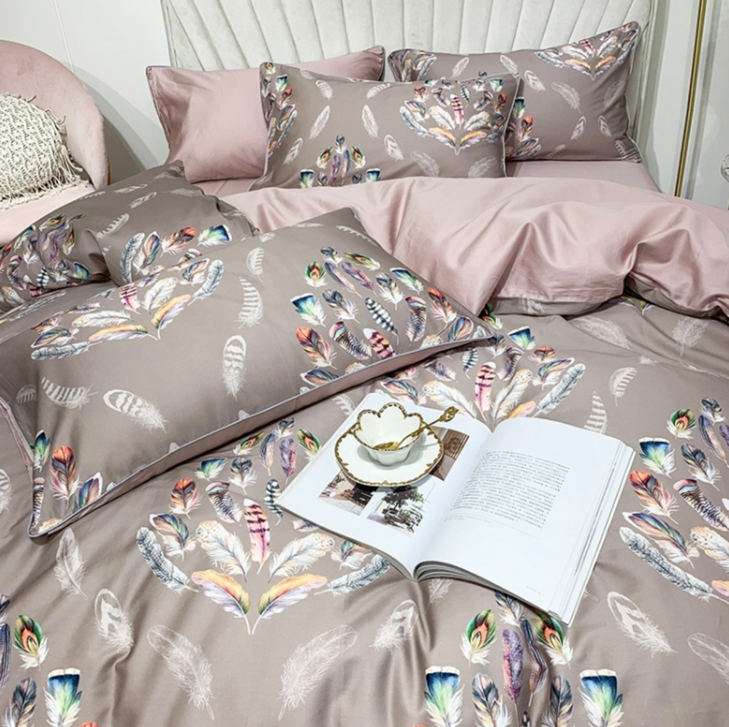 Elegant 4-piece Egyptian cotton bedding set with feather motif, including duvet, sheet, and matching pillows