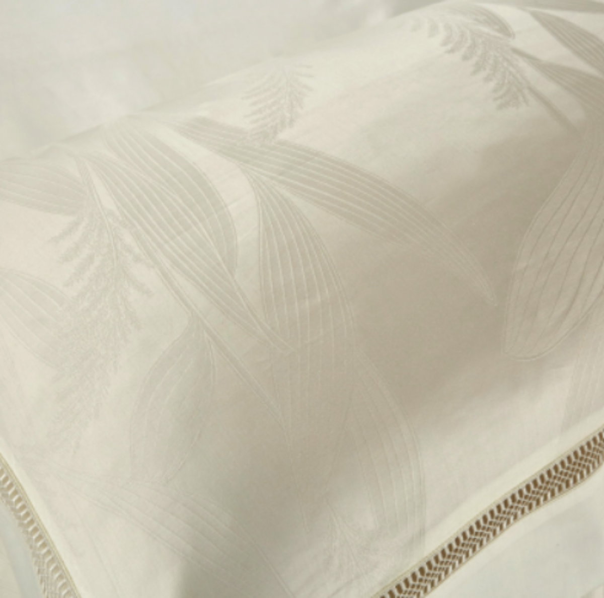 Close-up of ivory-beige leaf pattern on satin-finished Egyptian cotton pillow — elegant texture from LINKORI Lilela set.

