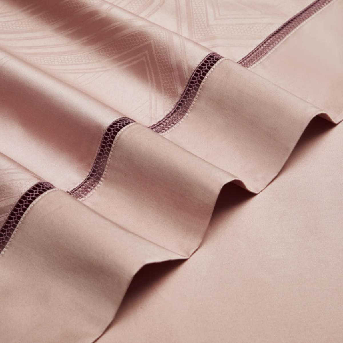 Duvet cover piping and hem finish – dusty pink satin detail showcasing tailored craftsmanship and quiet luxury feel | LINKORI, stitching detail view