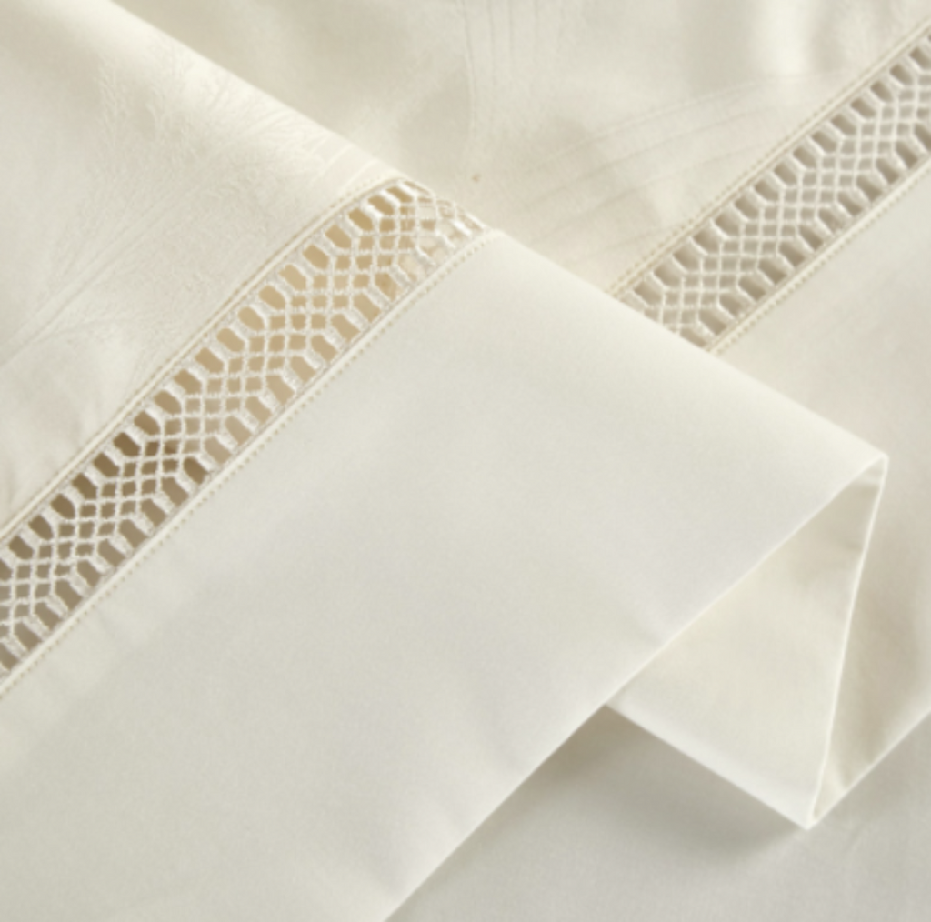 Refined piped edging on ivory duvet cover — highlighting premium tailoring and clean finish of LINKORI Lilela.