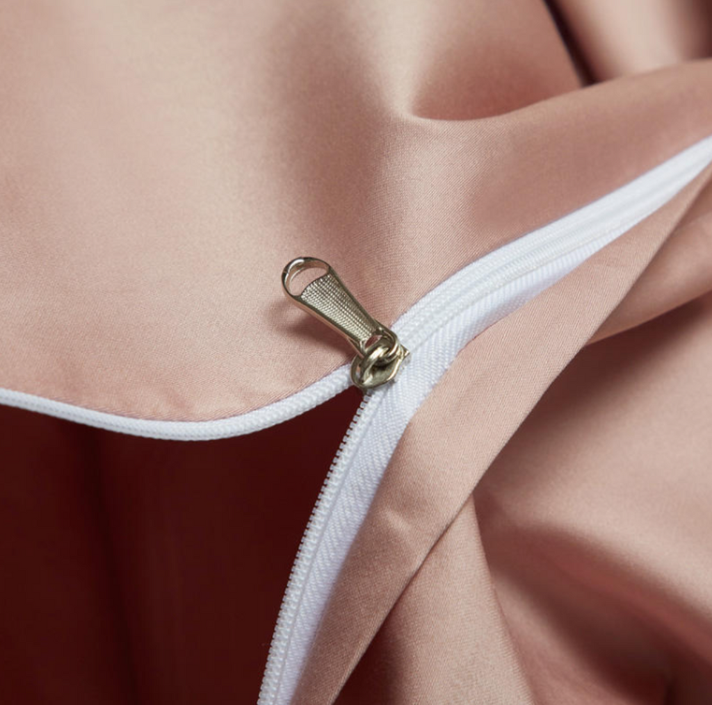 Hidden zipper closure detail on dusty pink satin duvet – soft-close design on geometric woven 800TC cotton | LINKORI, zipper close-up