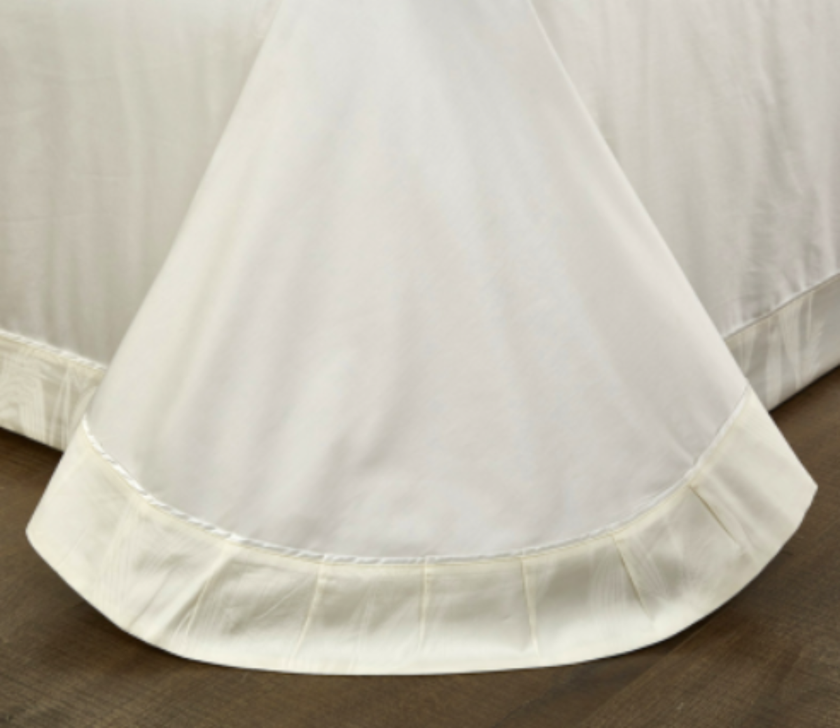 Crisp hemline and subtle sheen on ivory flat sheet — minimal elegance from LINKORI Lilela Egyptian cotton set.