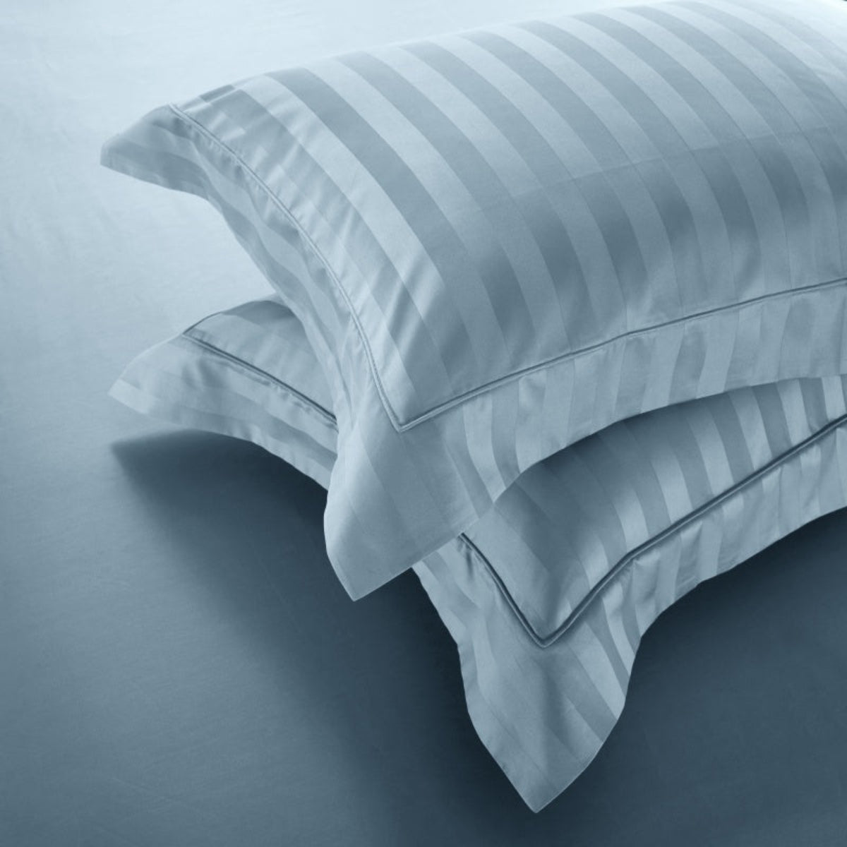 Close-up of sky blue pillowcases on flat sheet – LINKORI Gradiol 100% Egyptian cotton bedding set