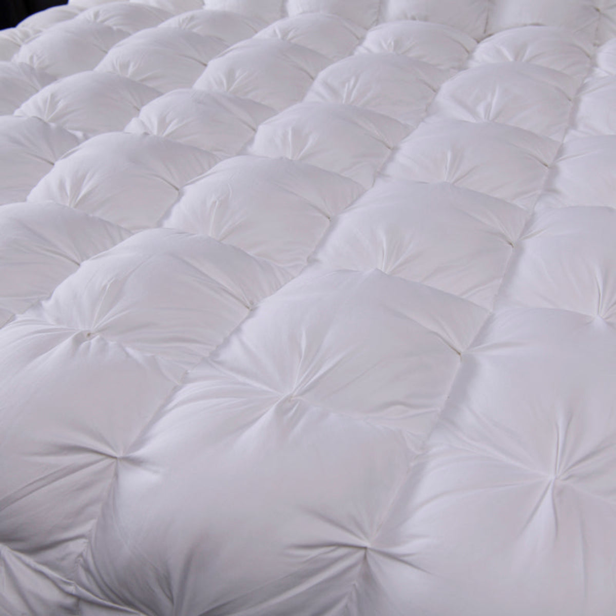 Sculptural quilt pattern on luxury white goose down comforter – hotel-grade elegance with premium cotton shell

