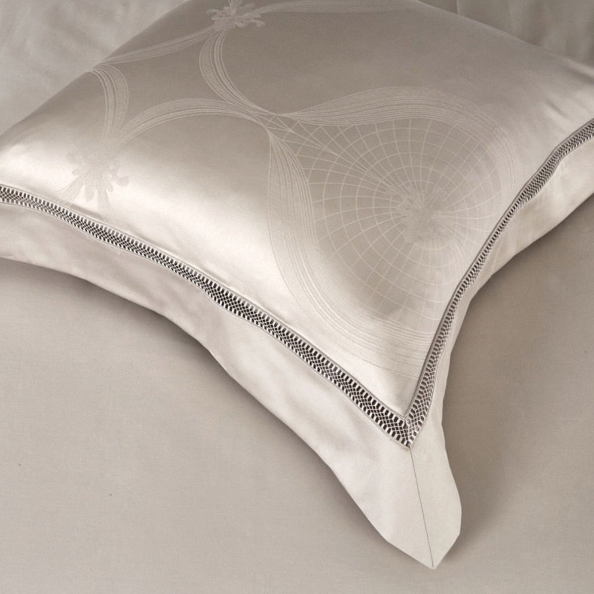 Close-up of single ivory jacquard pillow on flat sheet – LINKORI Elegant 4-piece Egyptian cotton bedding
