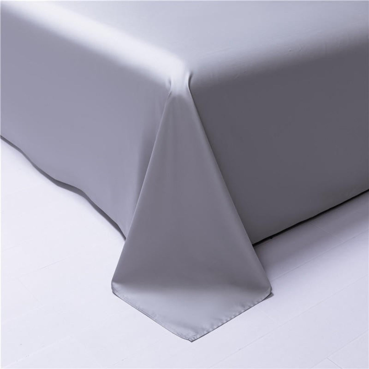 Macro shot of flat bed sheet in soft lavender tone made of premium long-staple Egyptian cotton – LINKORI quiet luxury bedding