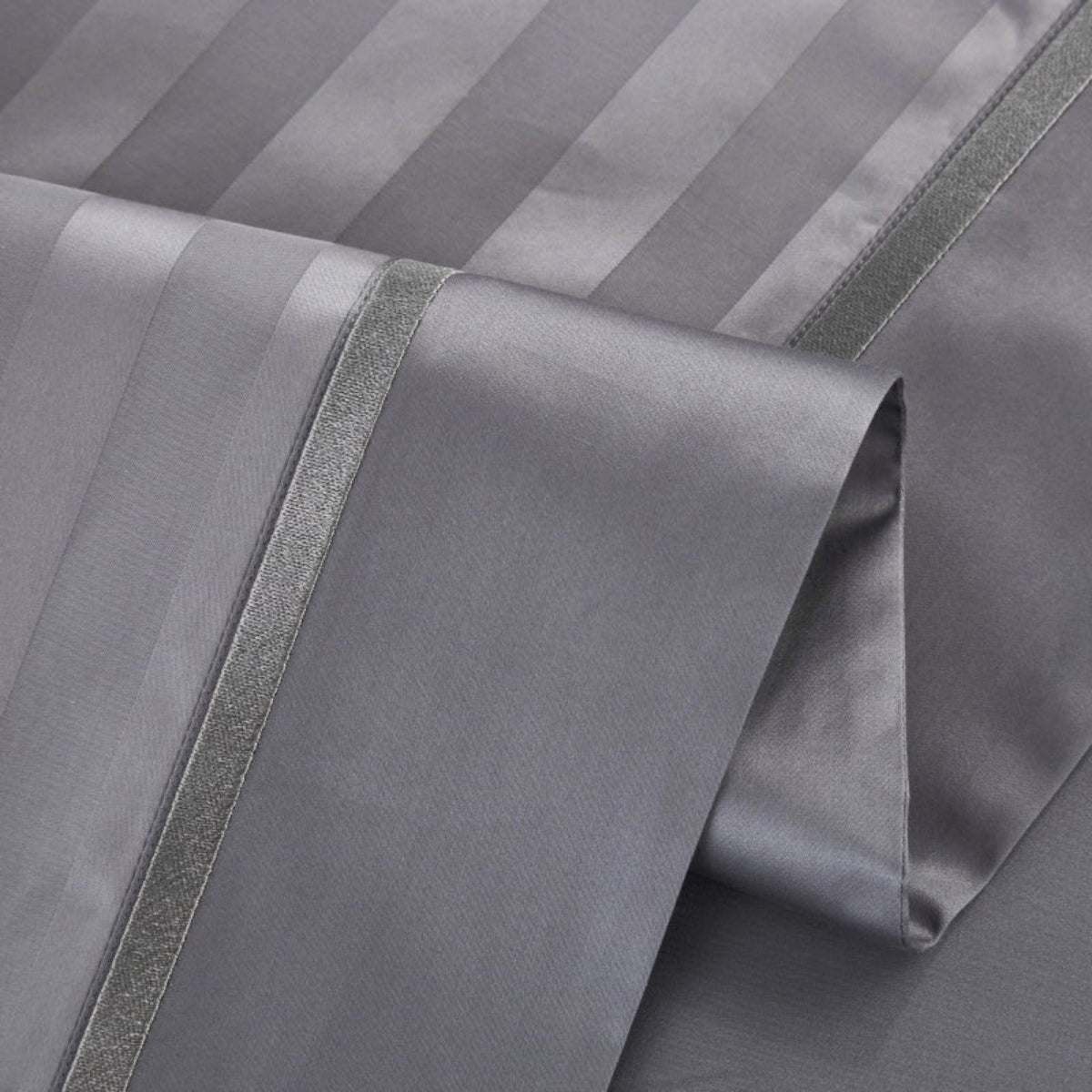 grey stripe design duvet cover close-up on grey flat sheet Egyptian cotton 400TC breathable bedding | LINKORI Gradiol S. Grey