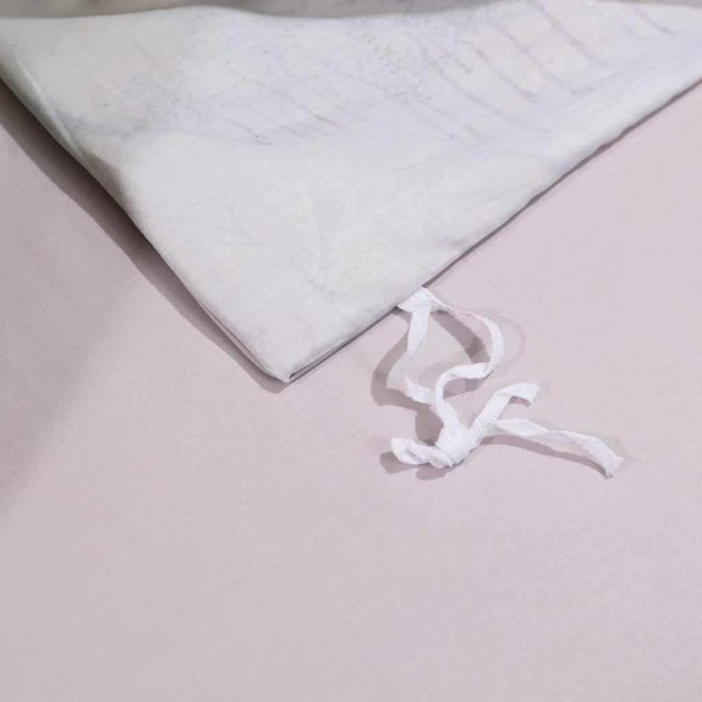 Detail Shot of Lilac Flat Sheet – Soft Touch and Subtle Sheen in LINKORI Beautiflower Set