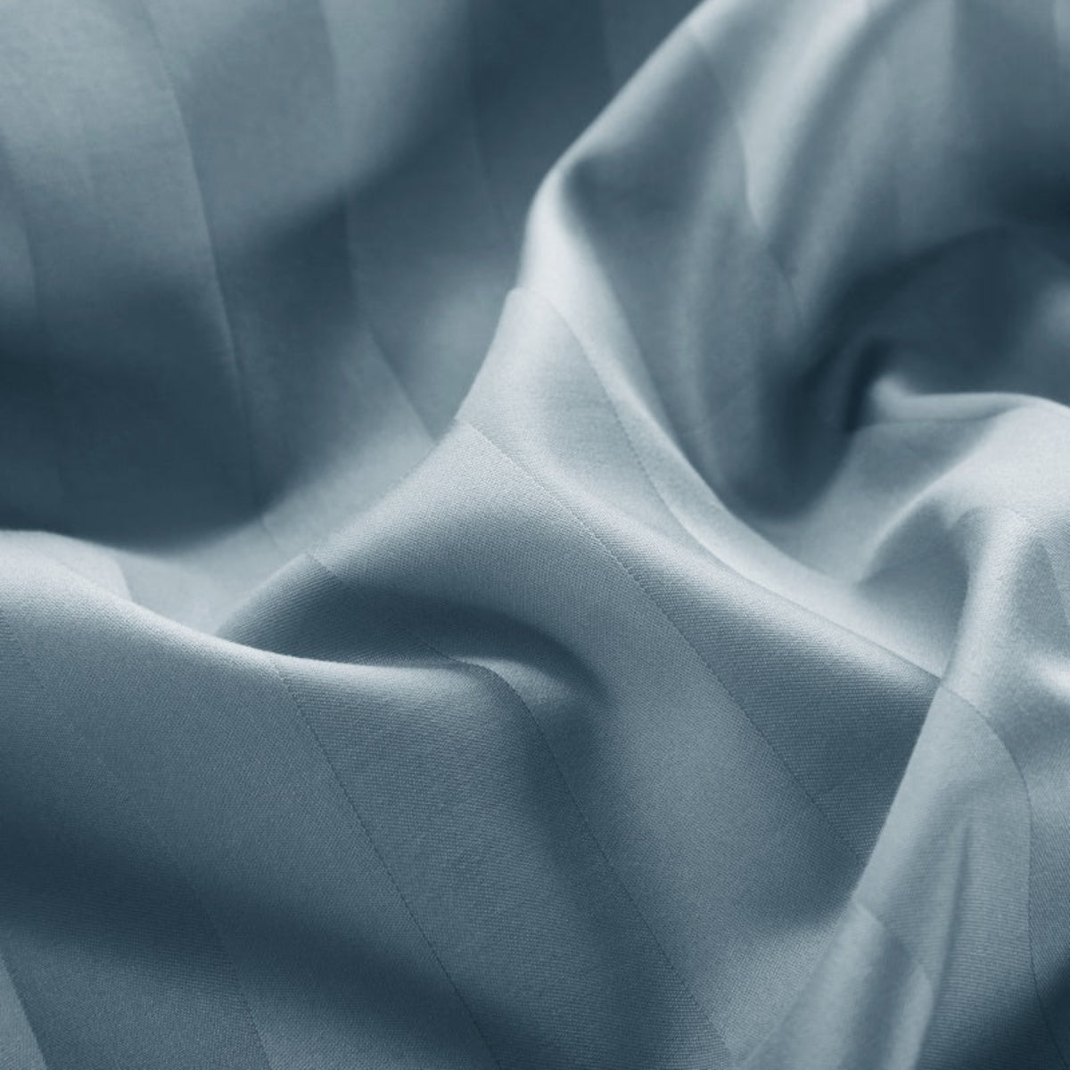 Texture close-up of Egyptian cotton fabric on Gradiol duvet – smooth and breathable 400 thread count

