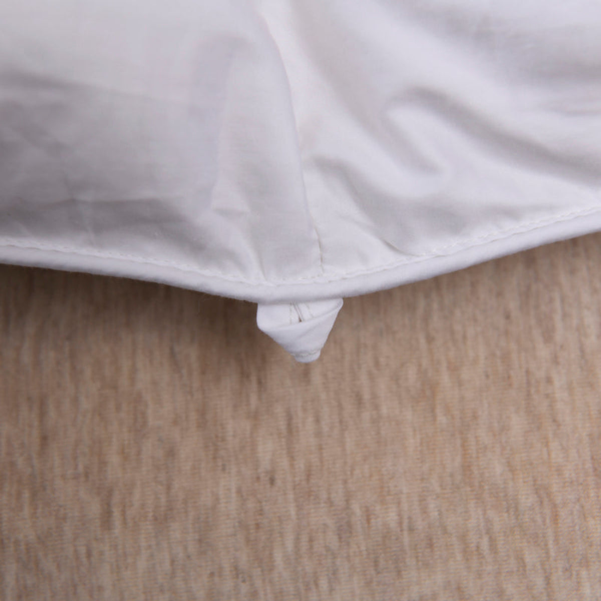 Detailed finish of luxury white goose down comforter – elegant seam work and high-quality craftsmanship