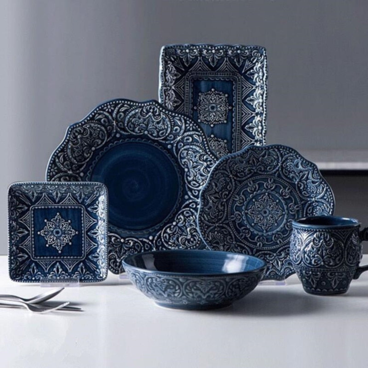 Full view of LINKORI Gratique luxury dinnerware set in deep blue ceramic – ornate baroque design for elegant dining