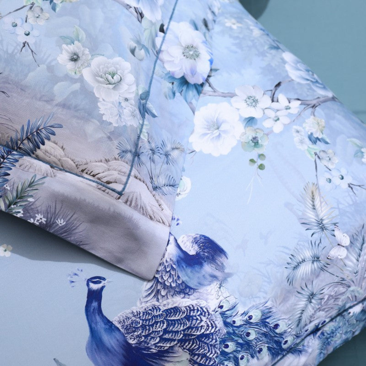 Close-up of peacock and botanical print on LINKORI Light Skyra duvet and pillowcase – refined textile detail