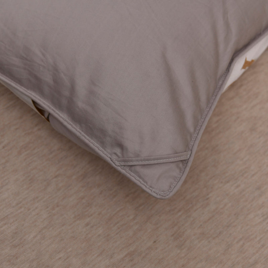 edge detail of grey goose down comforter satin-finished 600+ thread count cotton shell | LINKORI Grey Luxurious