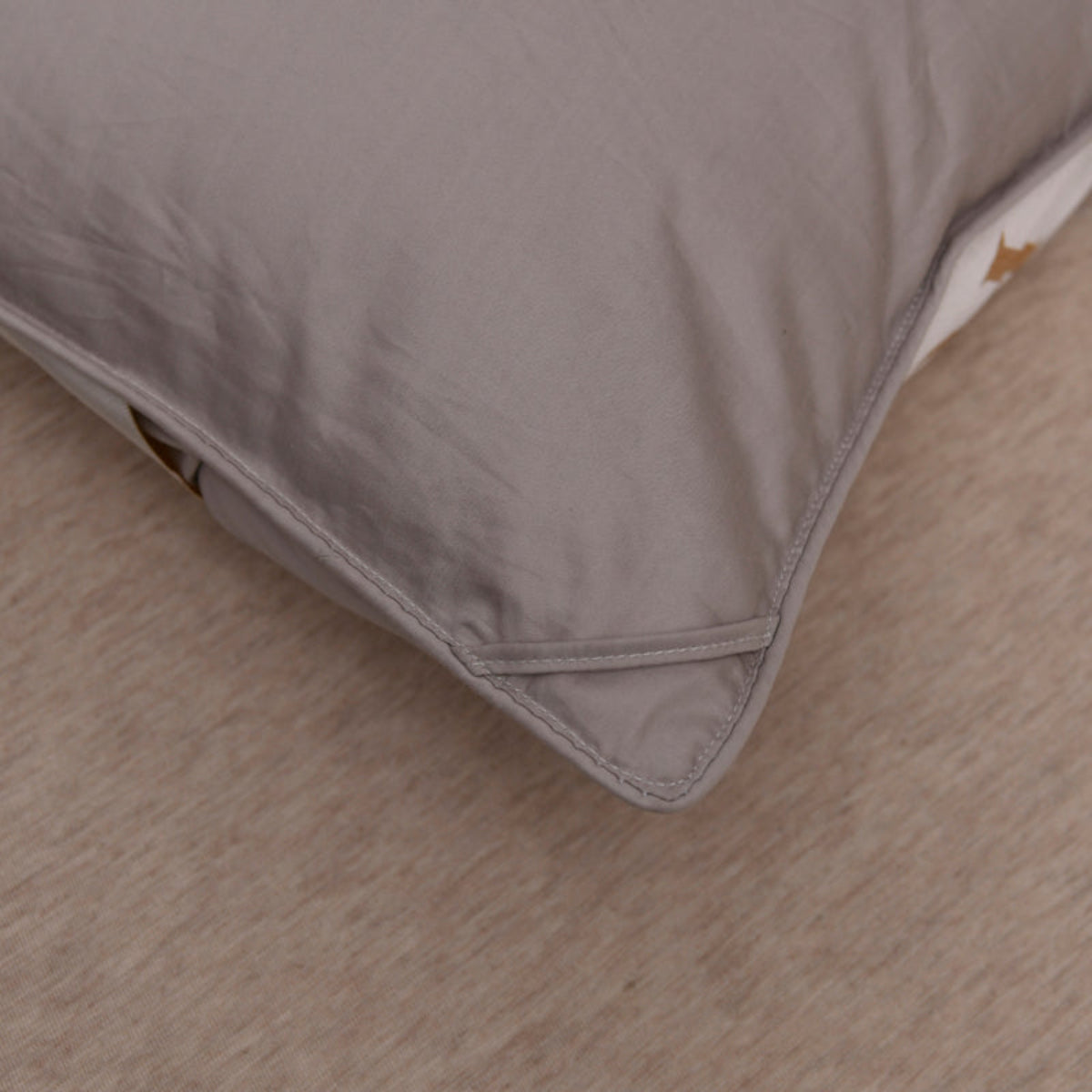 edge detail of grey goose down comforter satin-finished 600+ thread count cotton shell | LINKORI Grey Luxurious