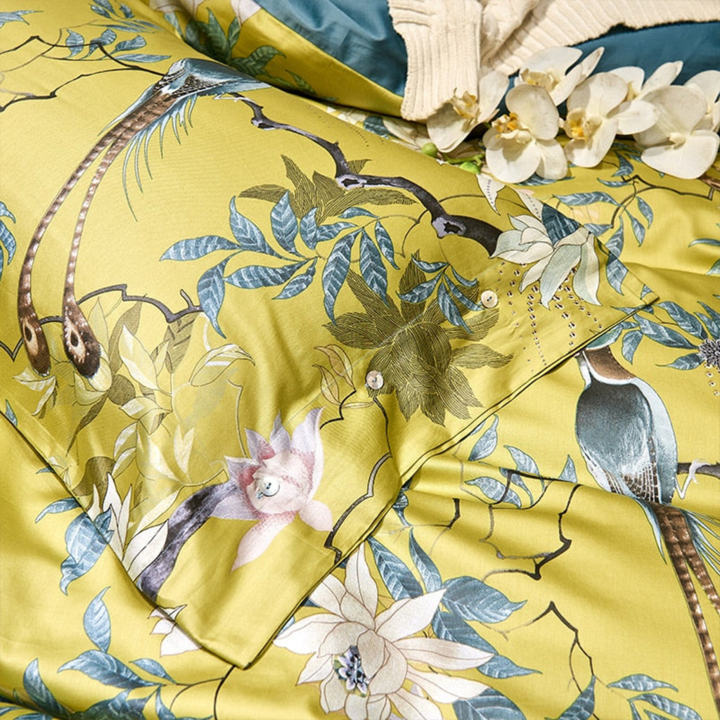 Close-up of floral and bird motif on pillowcase and duvet cover – 100% Egyptian cotton from LINKORI Novenic.