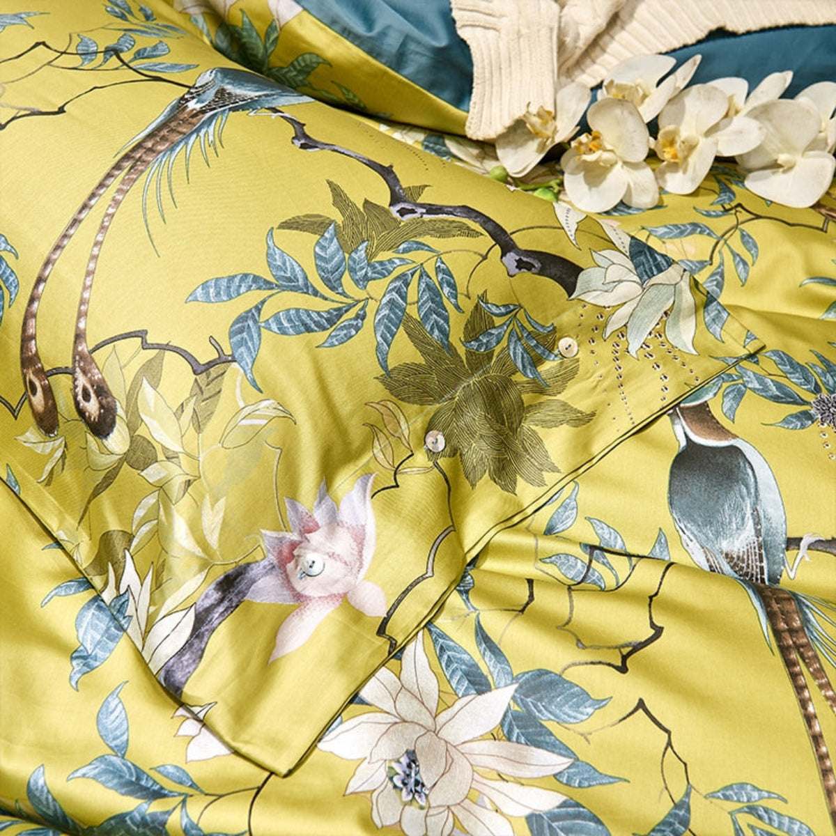 Close-up of floral and bird motif on pillowcase and duvet cover – 100% Egyptian cotton from LINKORI Novenic.