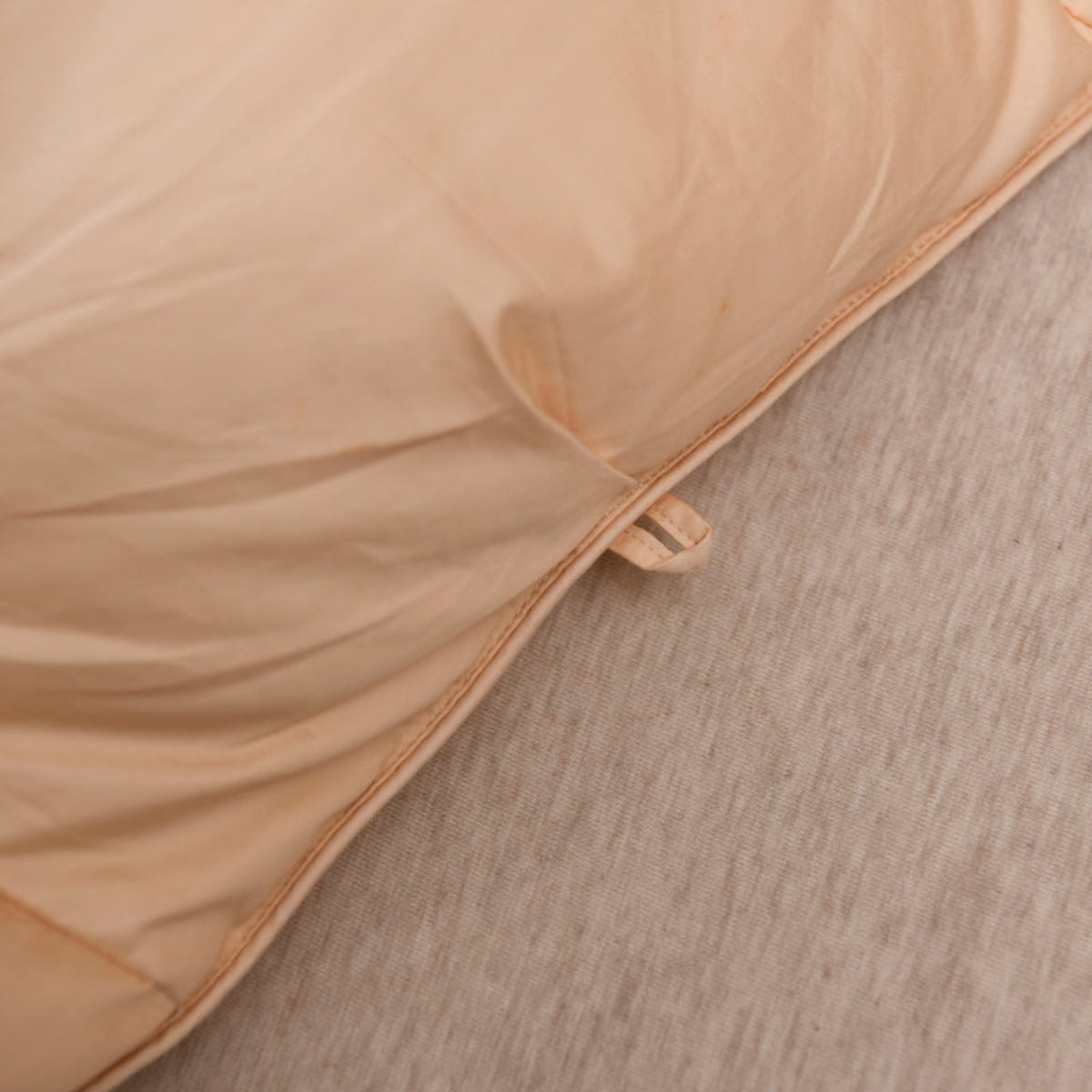 Edge finish of beige goose down comforter – refined seams and premium craftsmanship | LINKORI

