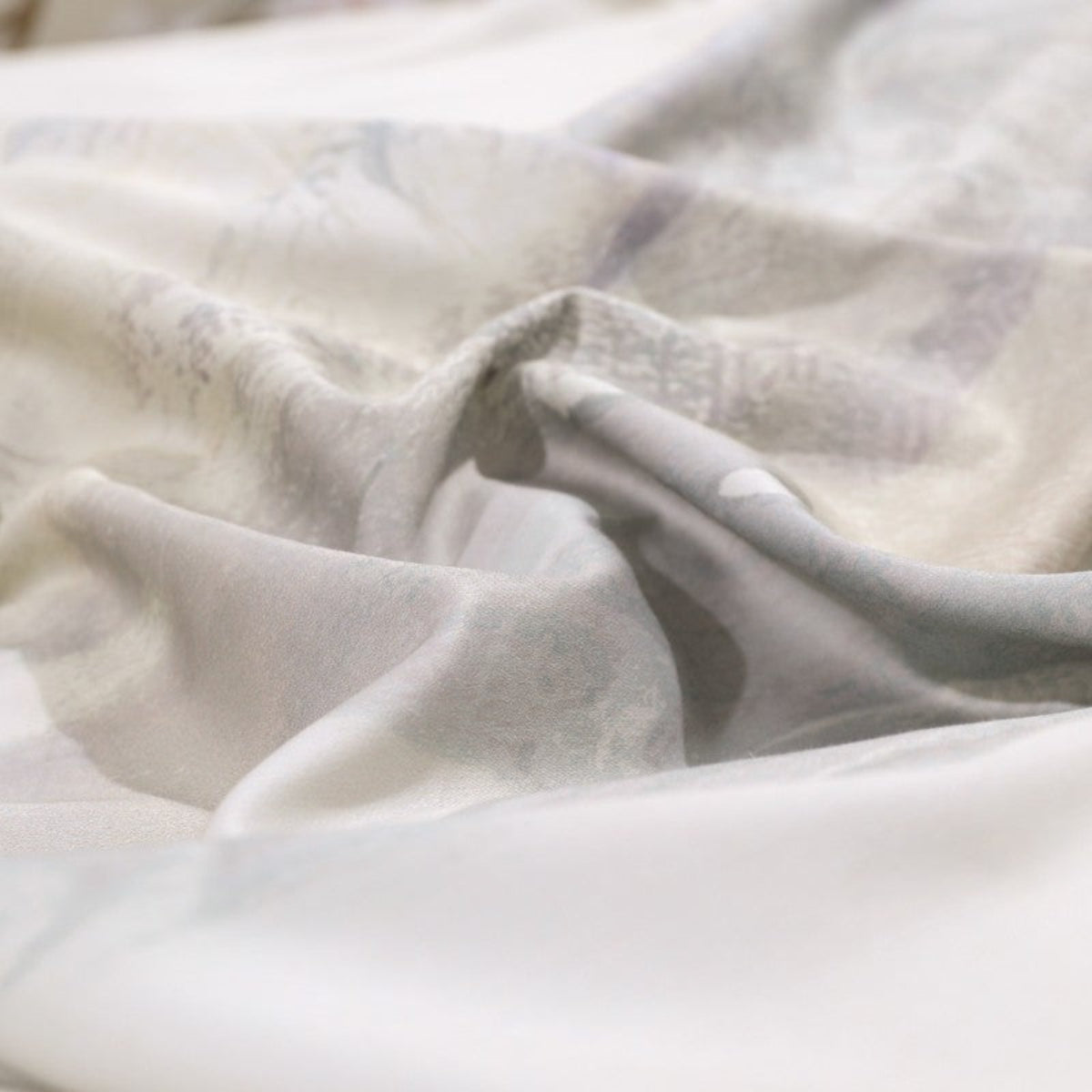 Close-up of soft Egyptian cotton duvet cover fabric – silky smooth texture with high thread count | LINKORI Orientalic