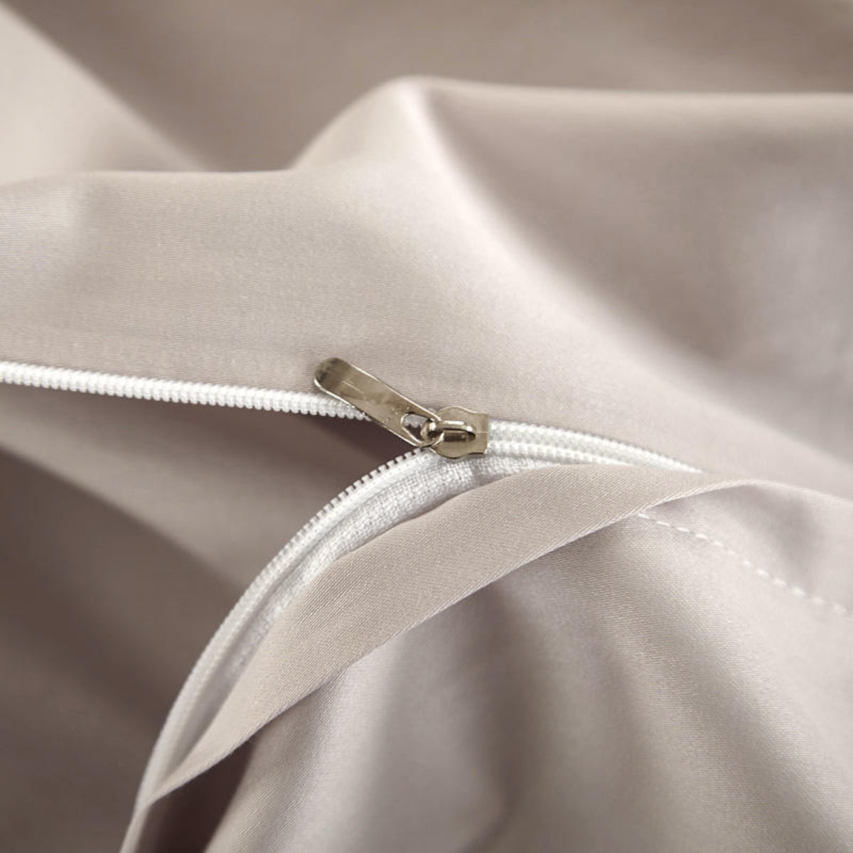 Macro shot of the hidden zipper closure on the Floraline duvet cover, designed for a seamless and elegant finish.