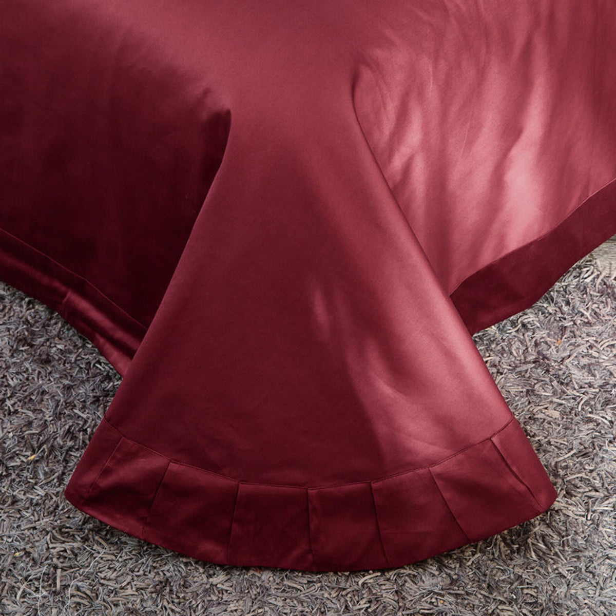 Edge stitching and finish on red flat sheet from LINKORI Zutapera set – precise craftsmanship on cotton fabric