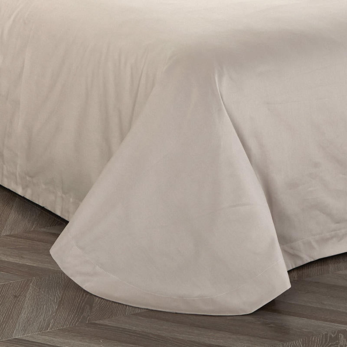 Close-up of flat sheet from LINKORI Floraline, highlighting color harmony and smooth Egyptian cotton texture.