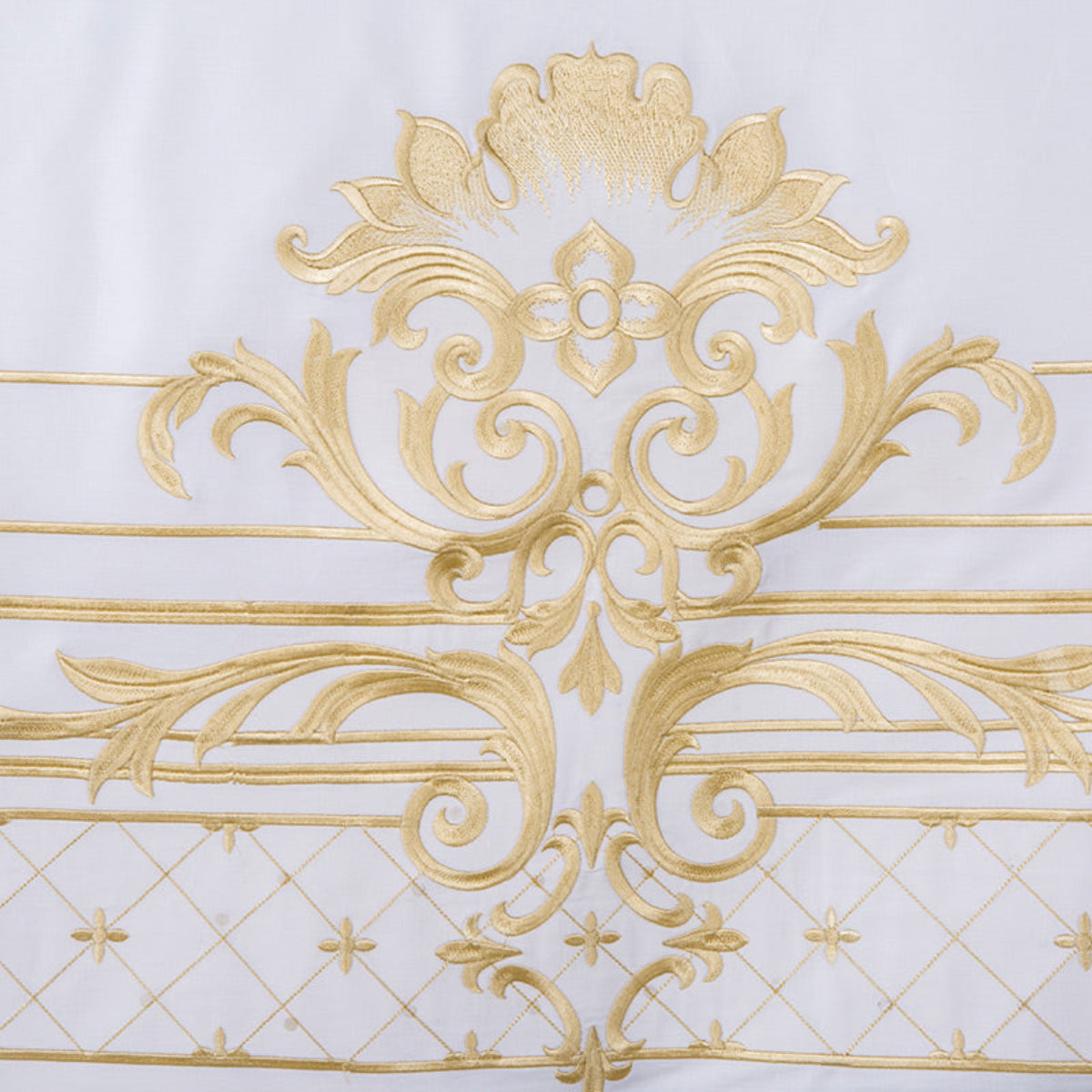 Delicate Gold Lattice and Filigree Embroidery Pattern – LINKORI Ornamental Duvet Design Close-Up