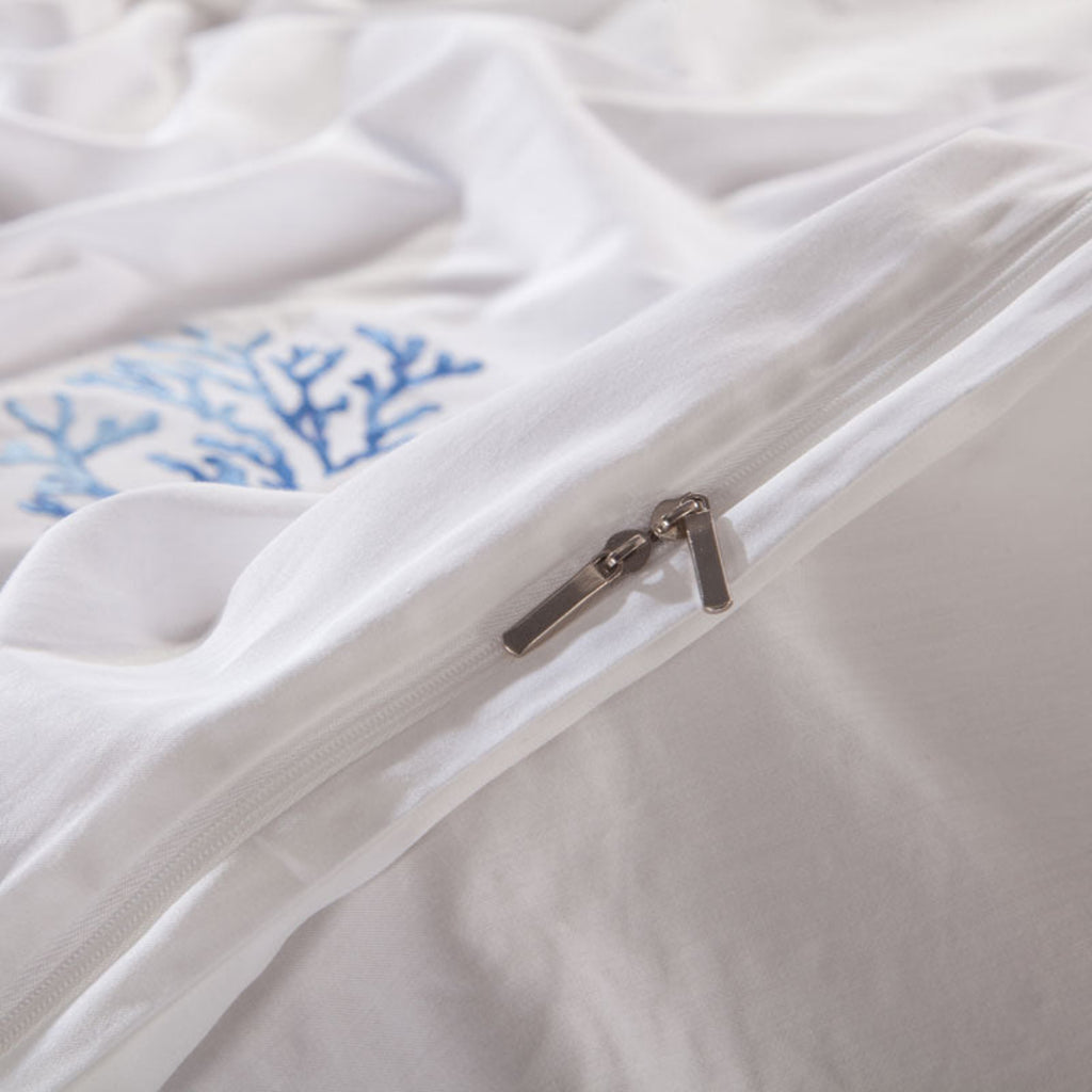 Detailed close-up showing premium zipper and 600-thread count cotton weave on LINKORI Blue Coral duvet cover