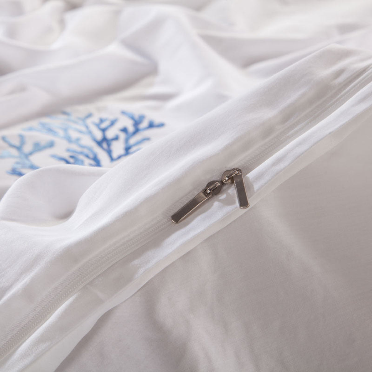 Detailed close-up showing premium zipper and 600-thread count cotton weave on LINKORI Blue Coral duvet cover