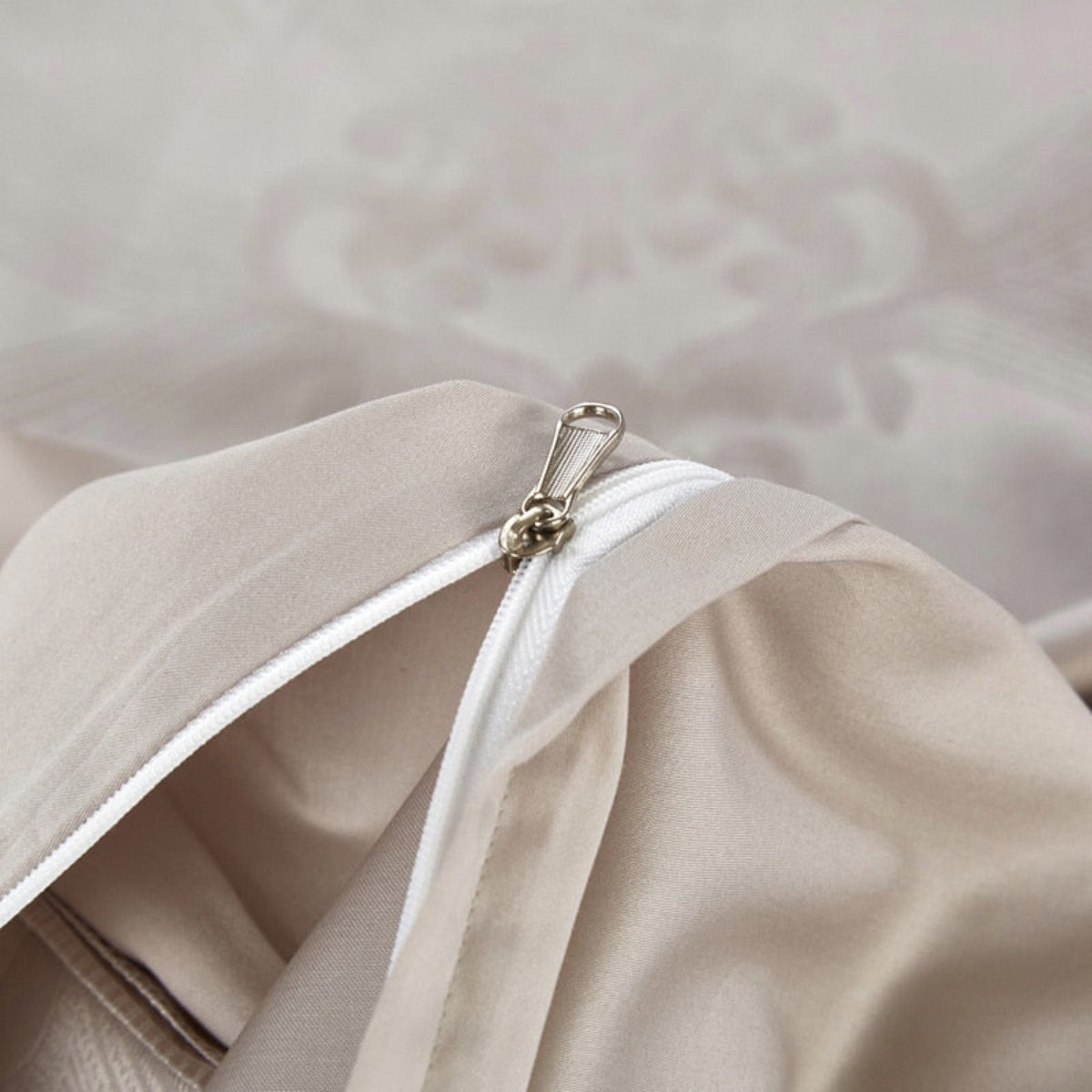 Zipper closure on Egyptian cotton duvet – luxury detail from LINKORI Elegant collection