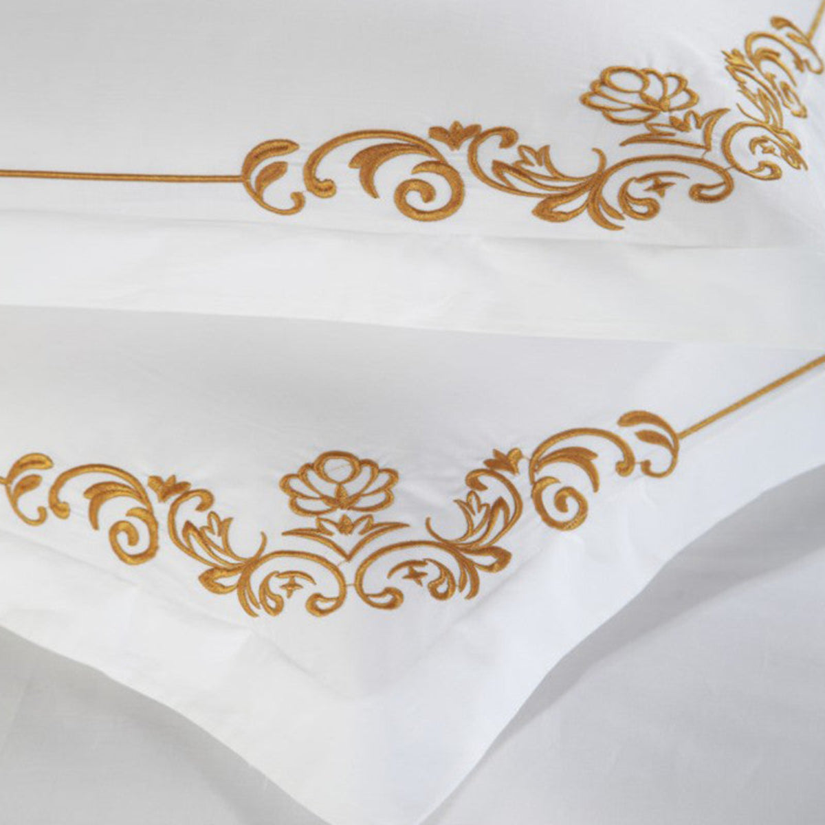 Close-up of ornate golden embroidery on white Egyptian cotton duvet cover – LINKORI Pateronic