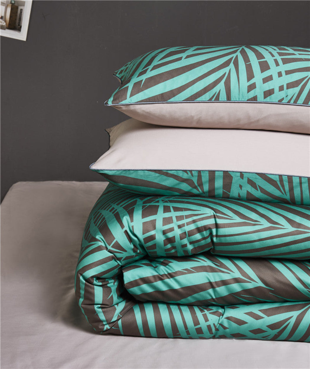 Flat Sheet Styling with Folded Botanical Duvet and Matching Pillows – LINKORI Greenilde Modern Set