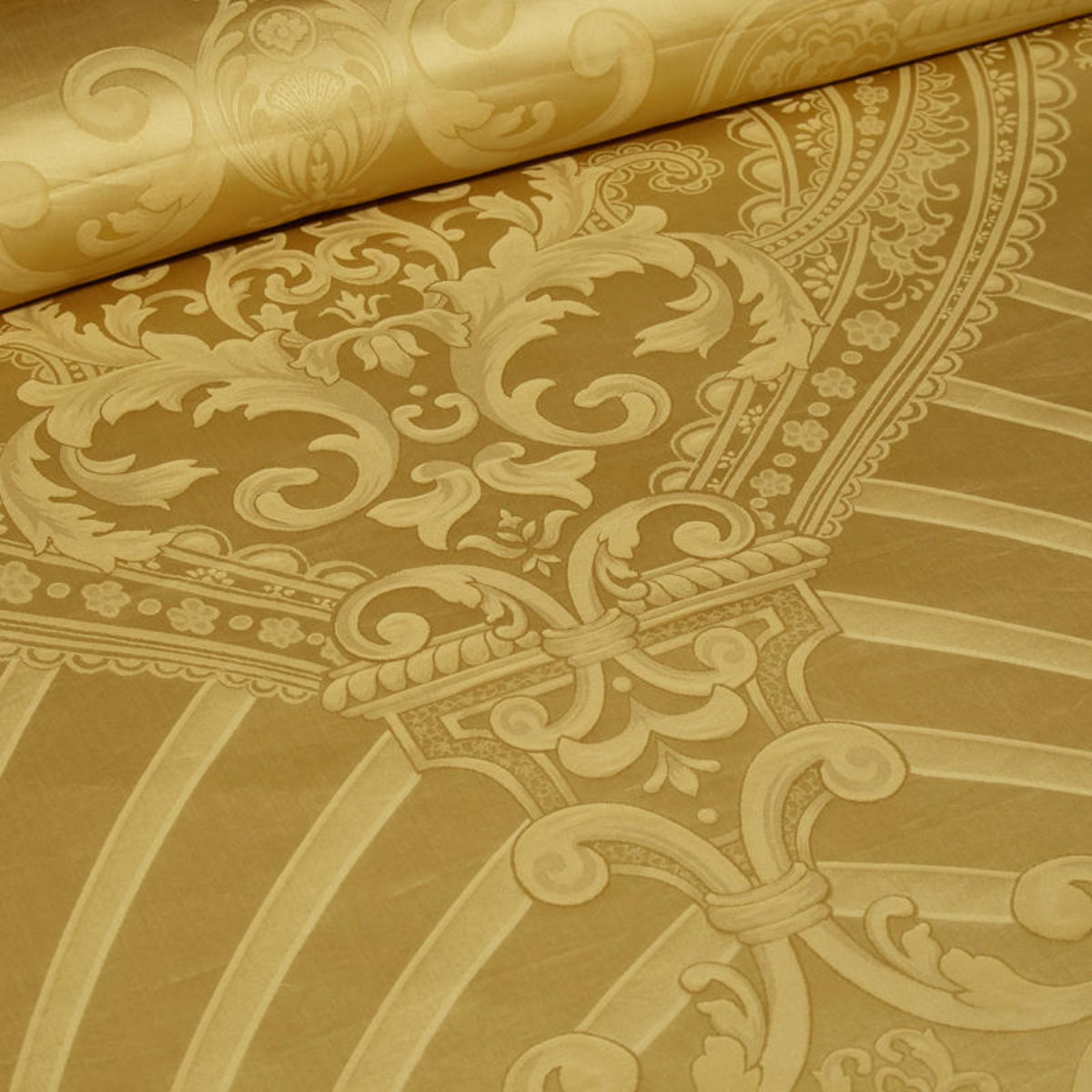 Detailed view of baroque-style golden jacquard pattern on Egyptian cotton duvet cover – LINKORI Blangdra