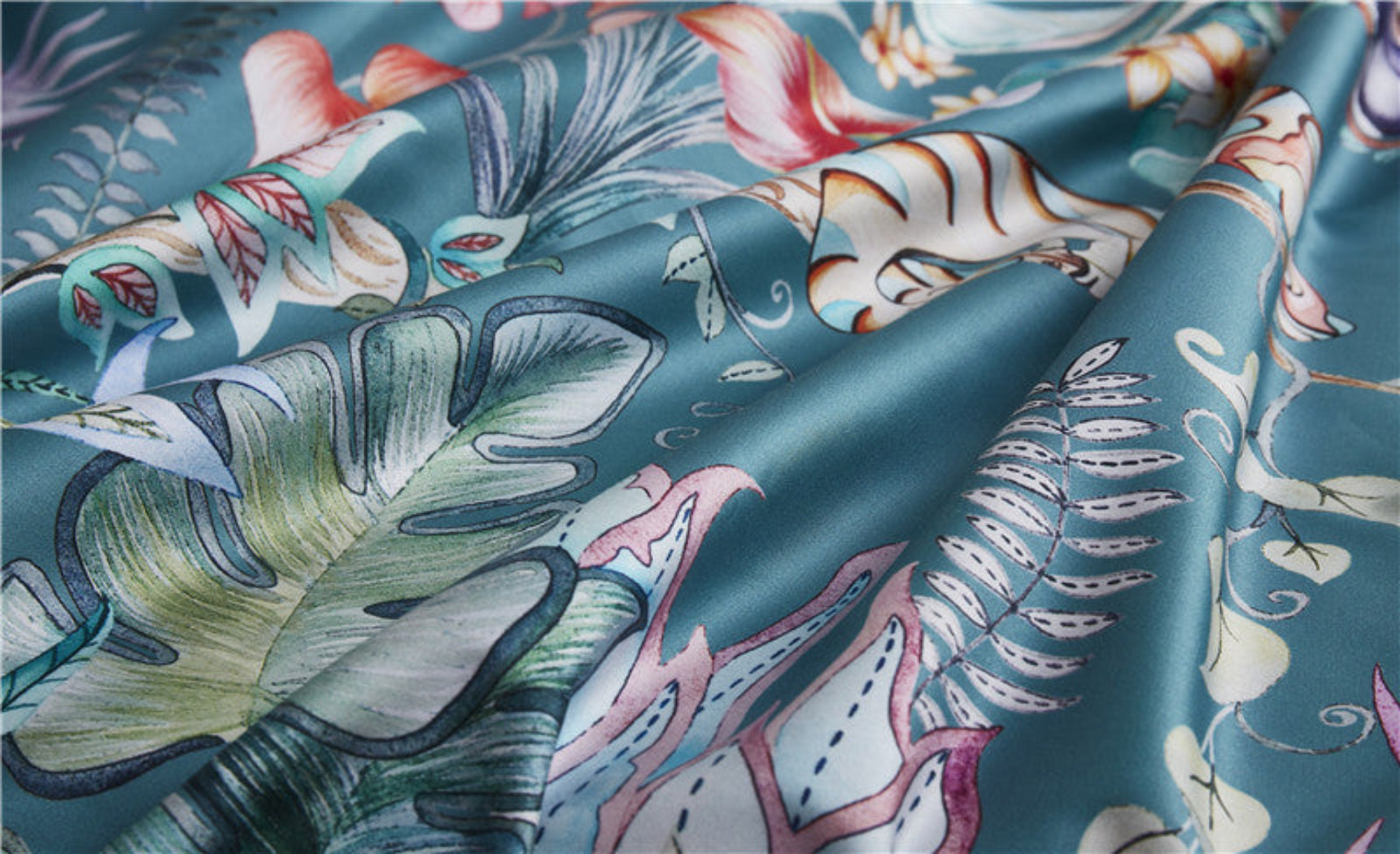 Detailed close-up of tropical botanical and animal design on Egyptian cotton duvet cover – monkeys, coral, and lush foliage | LINKORI Blumer