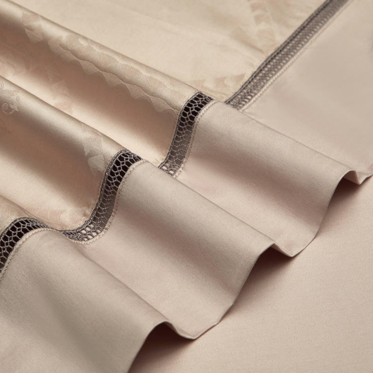Duvet edge close-up featuring satin-trimmed border and diamond jacquard texture | LINKORI Glotia