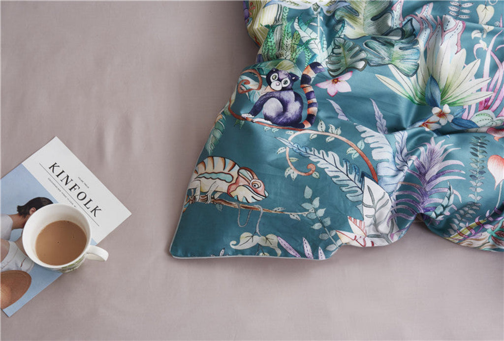 Botanical jungle print duvet cover on beige flat sheet – artistic coral and wildlife design on premium Egyptian cotton | LINKORI Blumer
