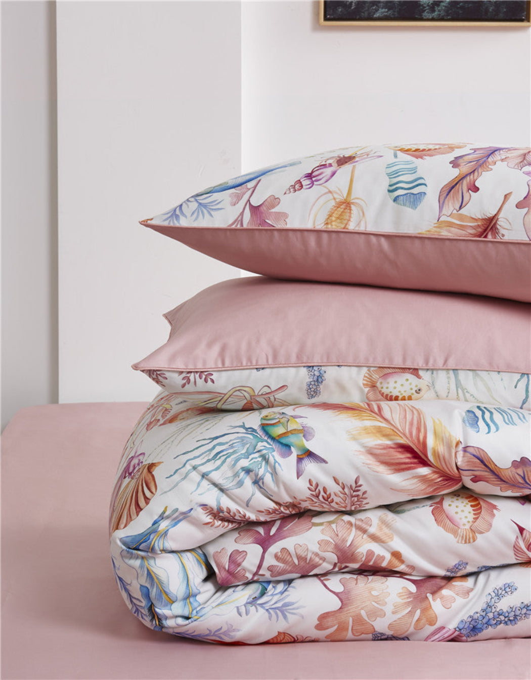 Folded duvet on blush flat sheet with two pillows – LINKORI Pinklavel set showing layered soft cotton texture