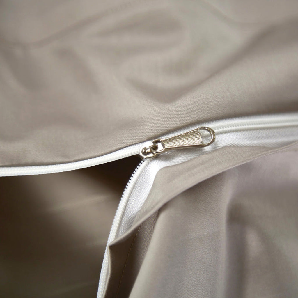 Detailed view of concealed zipper on champagne Egyptian cotton duvet cover — seamless and functional closure.