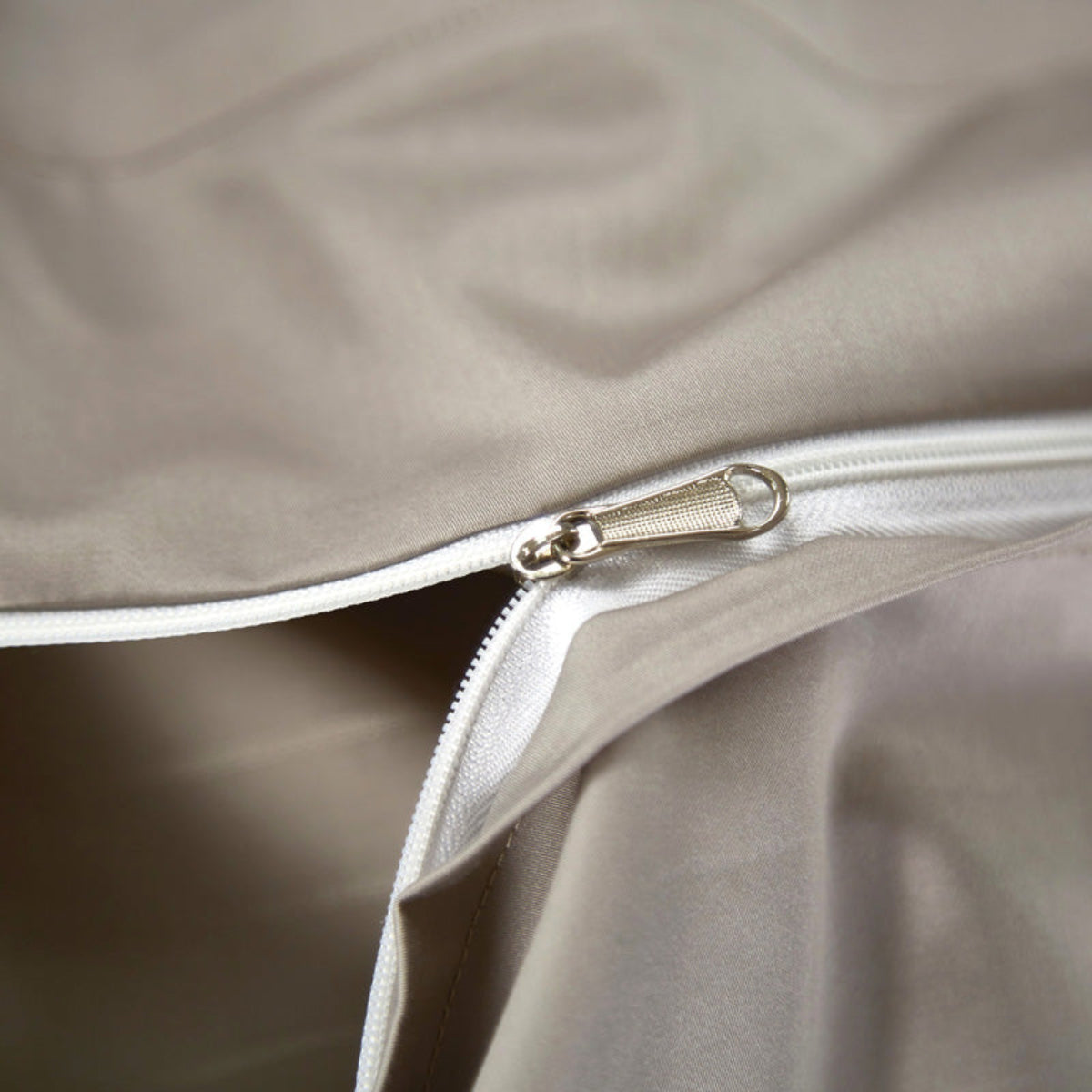 Detailed view of concealed zipper on champagne Egyptian cotton duvet cover — seamless and functional closure.