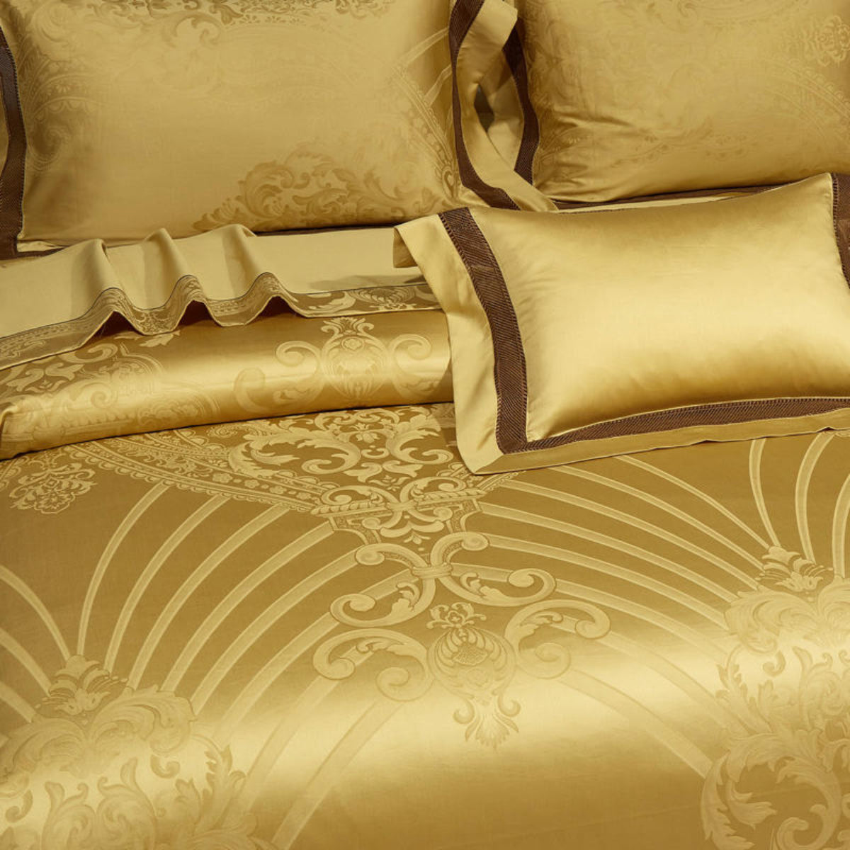 Close-up of duvet and pillow set from LINKORI Blangdra – golden jacquard pattern and satin edge in soft Egyptian cotton