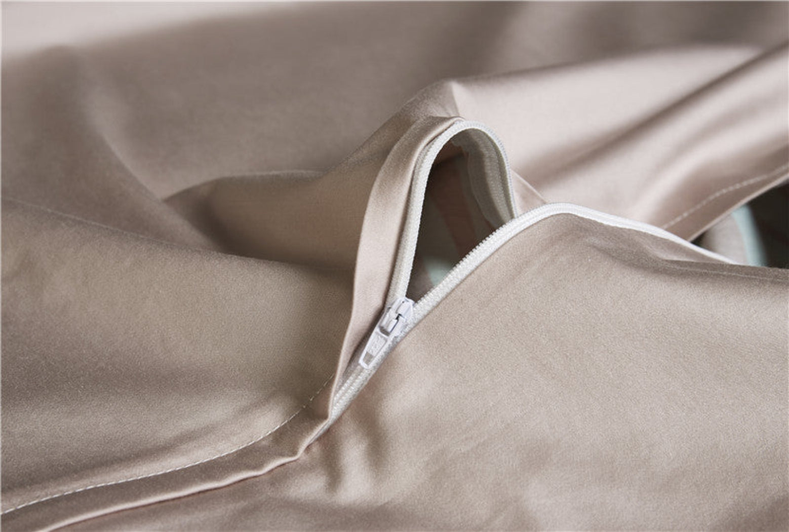 Invisible Zipper Detail on Greenilde Duvet Cover – Seamless Closure on Luxury Botanical Bedding